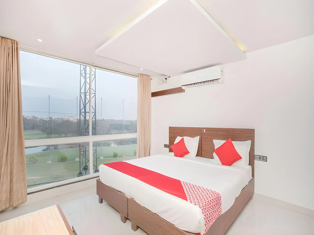 OYO 10527 Varcity Golf View