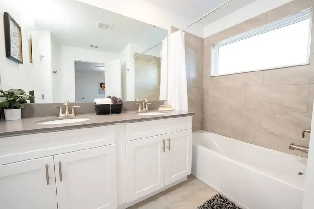 TH 4Br Walking Distance to Club