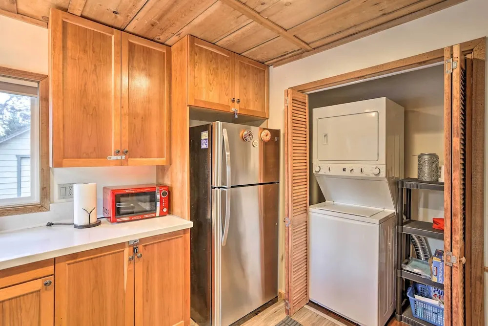 Walk to Big Bear Lake: Cozy Cabin w/ Deck