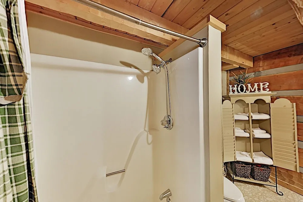 Serenity Ridge: Deluxe W/ Hot Tub & Pool Table 3 Bedroom Cabin