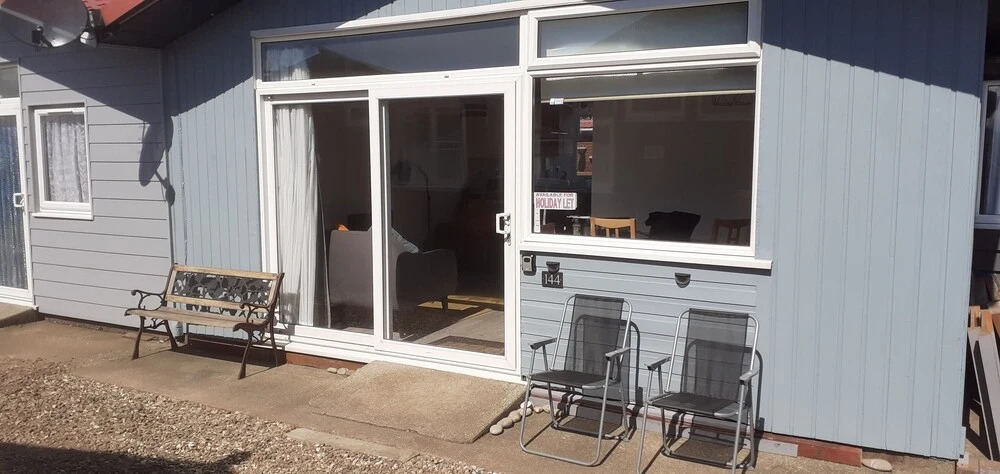 Pebbles 144 South Shore 2 bed chalet 2 dog friendly, sleeps 4