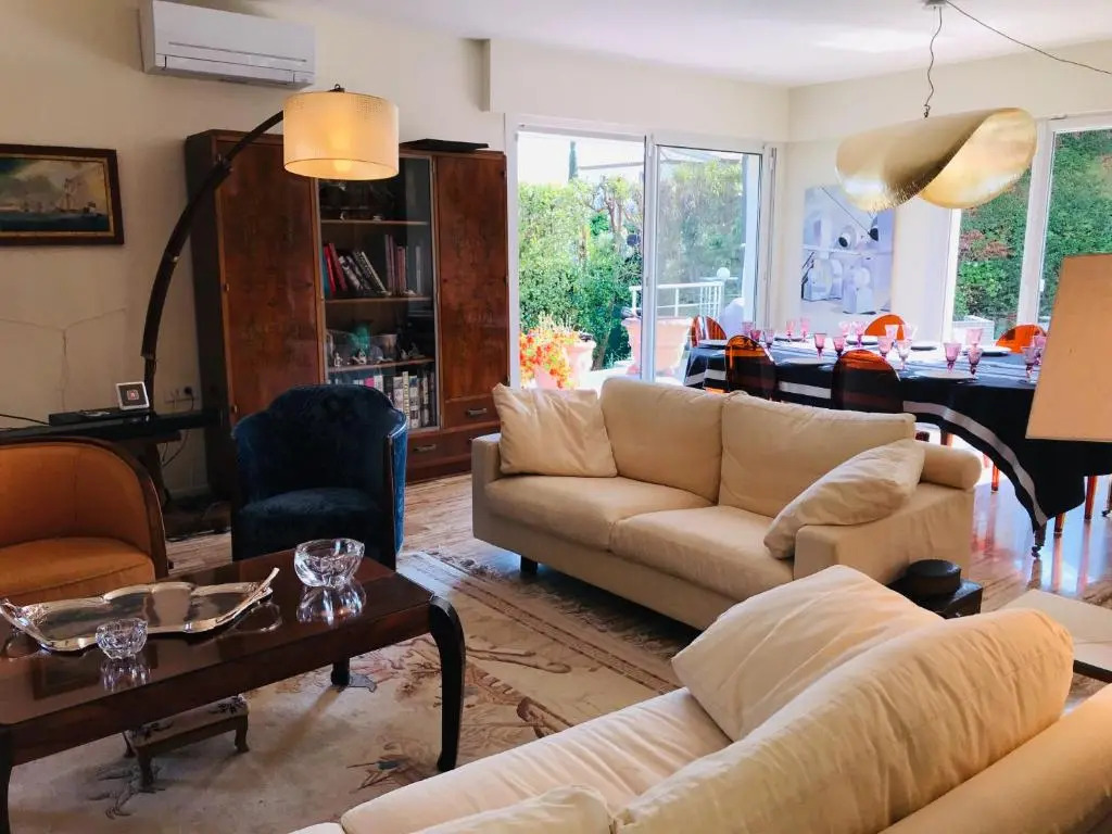 VILLA EGIDE - 800 mètres et 1/4 d'heures à pieds de la plage, des ports de GOLFE JUAN et des restaurants