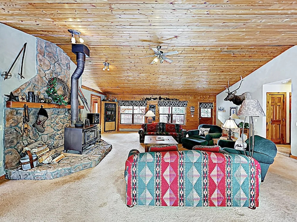 New Listing! Lovely Log Mountain W/ Fireplace 5 Bedroom Home