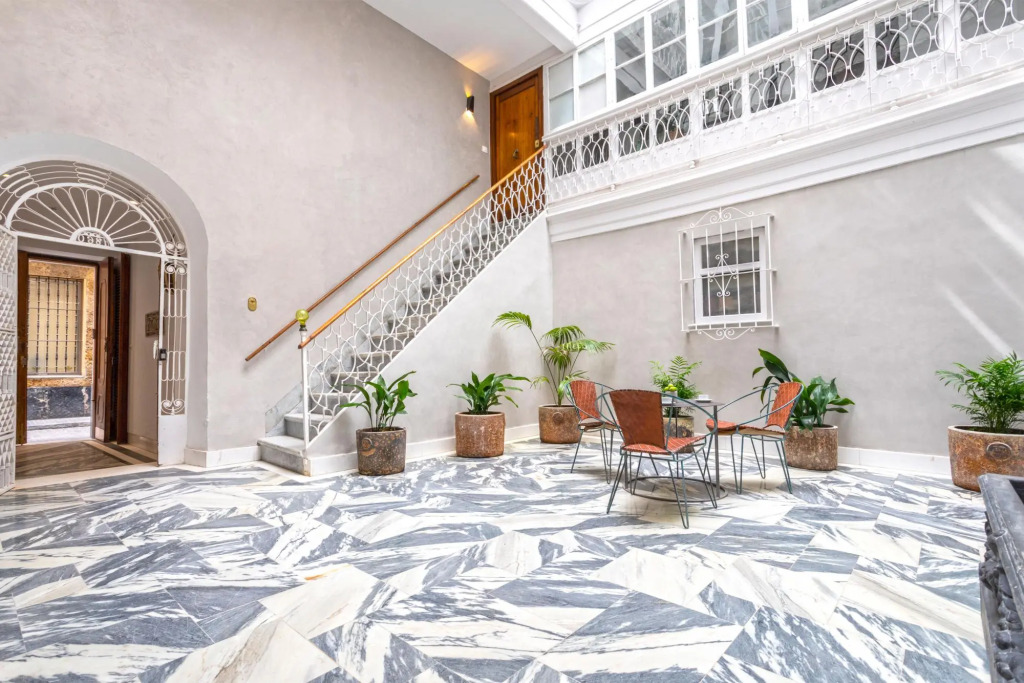 Bright & chic apartment in the heart of Cadiz. Plaza de España V