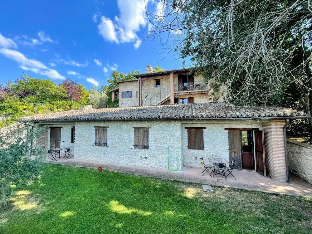 Apt 6 - Enjoy a Relaxing Time in a Romantic Setting, 0.7 Kms/spoleto Centre