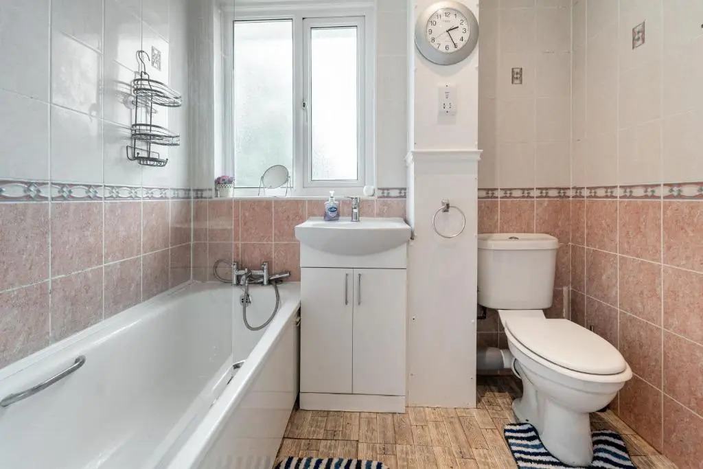 Dwellers Delight Living Ltd Serviced Accommodation, Chigwell, London 3 bedroom House, Upto 7 Guests, Free Wifi & Parking
