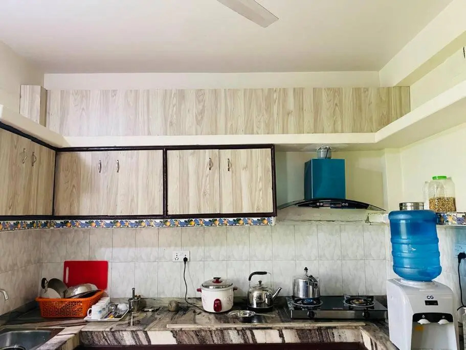 Cheerful 2 bed room flat with parking near forest.
