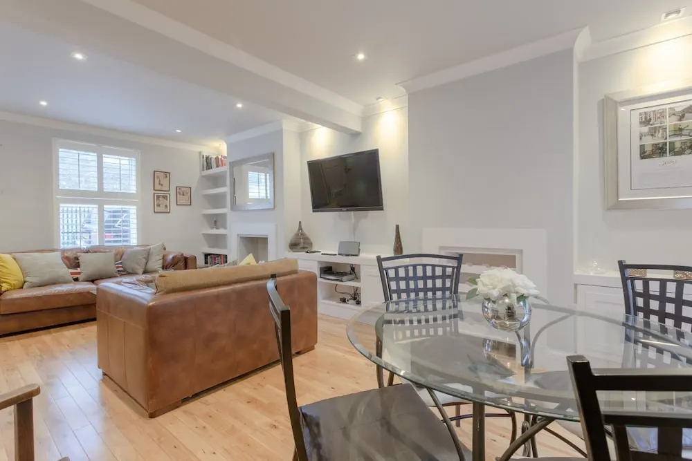 Stunning 2 Bedroom 2 Storey House in Battersea