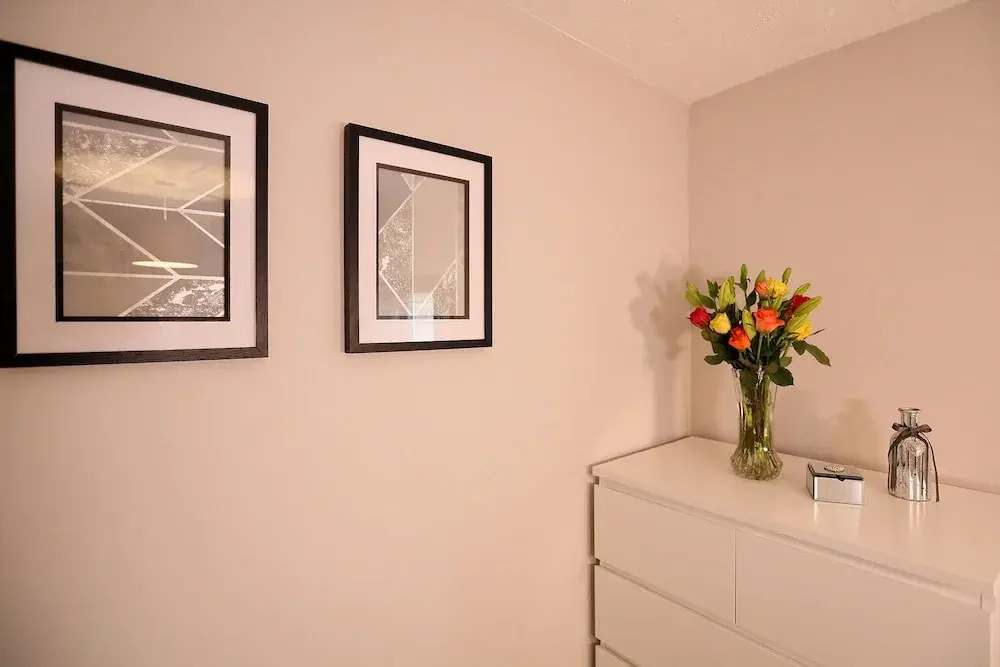 Spacious 2 Bedroom Cosy Apartment - Close to Station!
