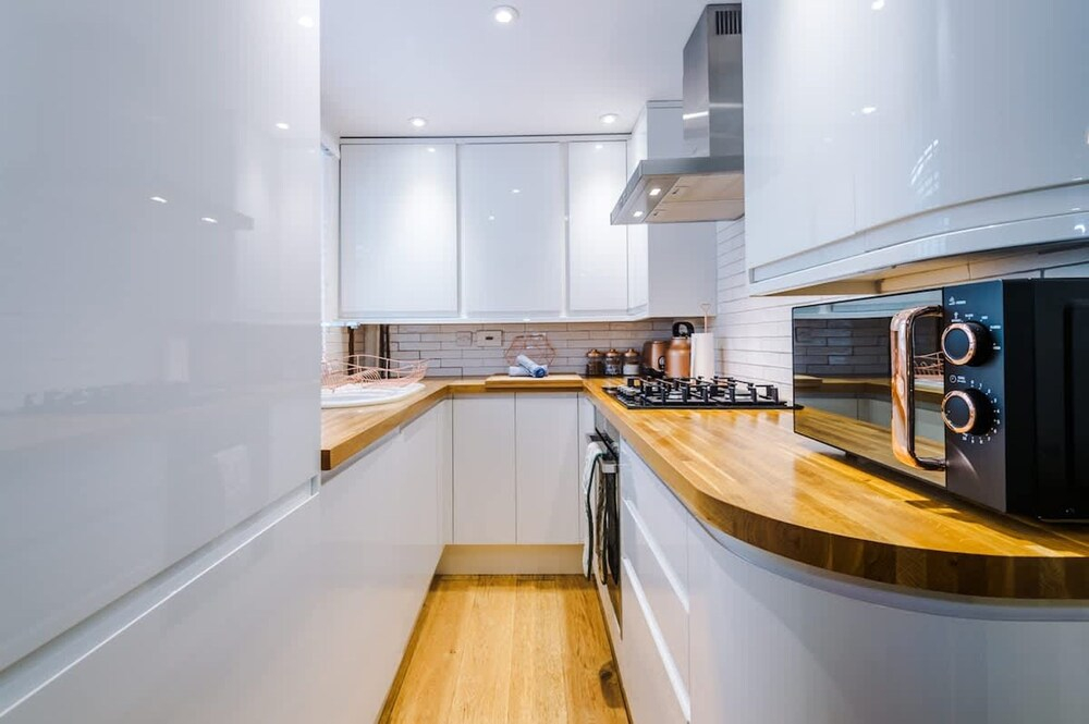 NEW Stylish Home Amazing Location Sleeps 6