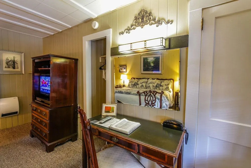 Mountainaire Inn and Log Cabins