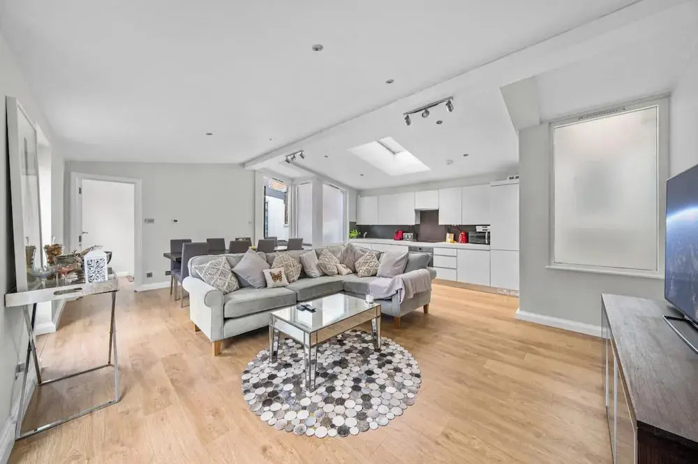 3 Bed City Centre House Sleeps 6 - Parking, Wifi
