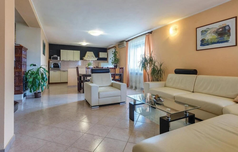 Beautiful Home in Sisan With Wifi and 5 Bedrooms