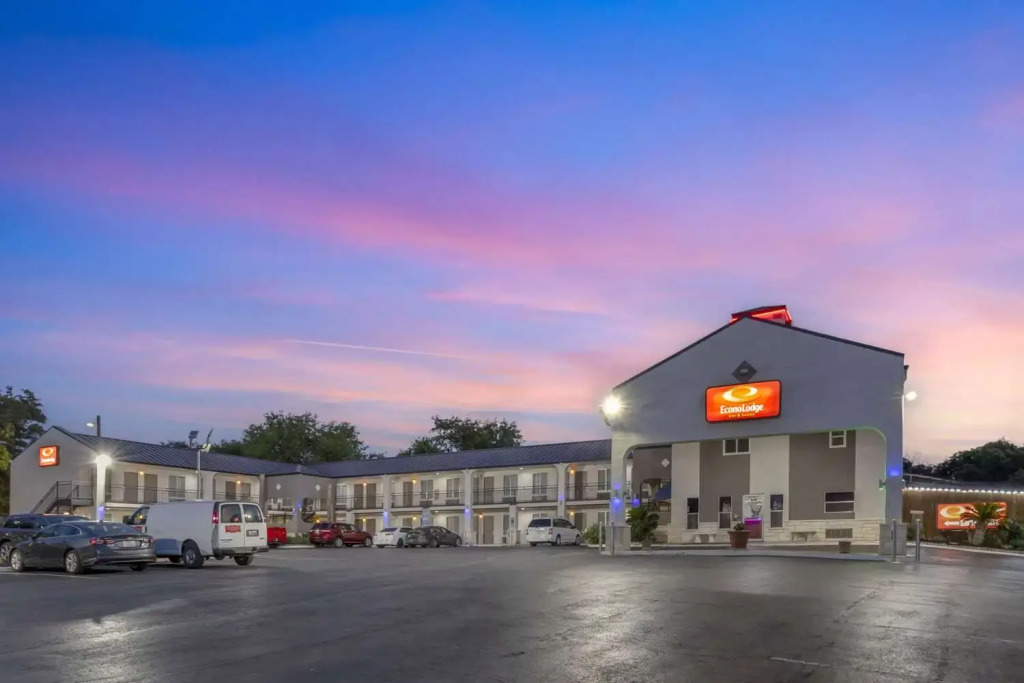 Econo Lodge Inn & Suites Near Lackland AFB