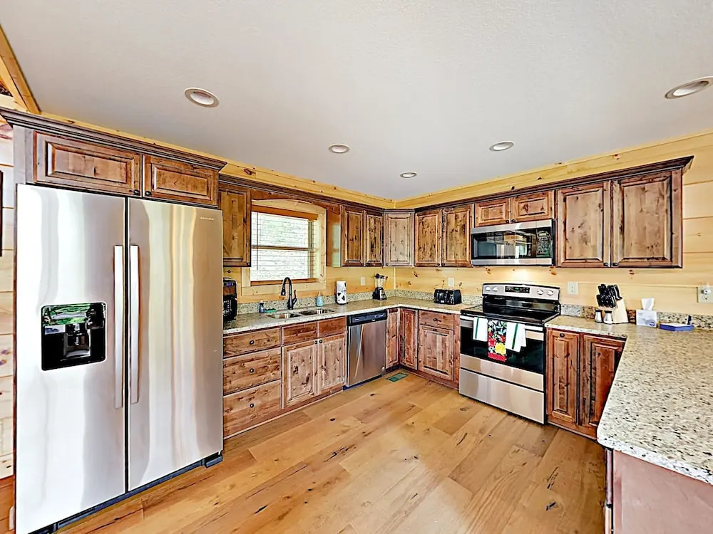 New Listing! Gorgeous W/ Mountain Views 3 Bedroom Cabin