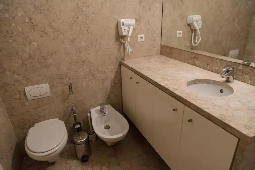 Classy 2BDR Apartment in Downtown by LovelyStay