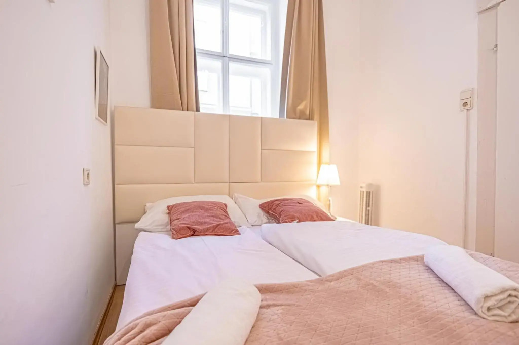 Comfortable 2BR Apt. Central and Well Connected