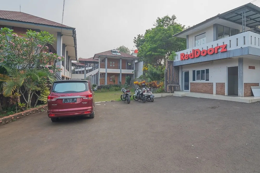 RedDoorz Plus @ Megamendung Puncak Bogor 2