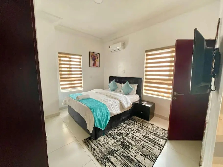 Lovely 2-bedroom condo with free parking and WiFi.