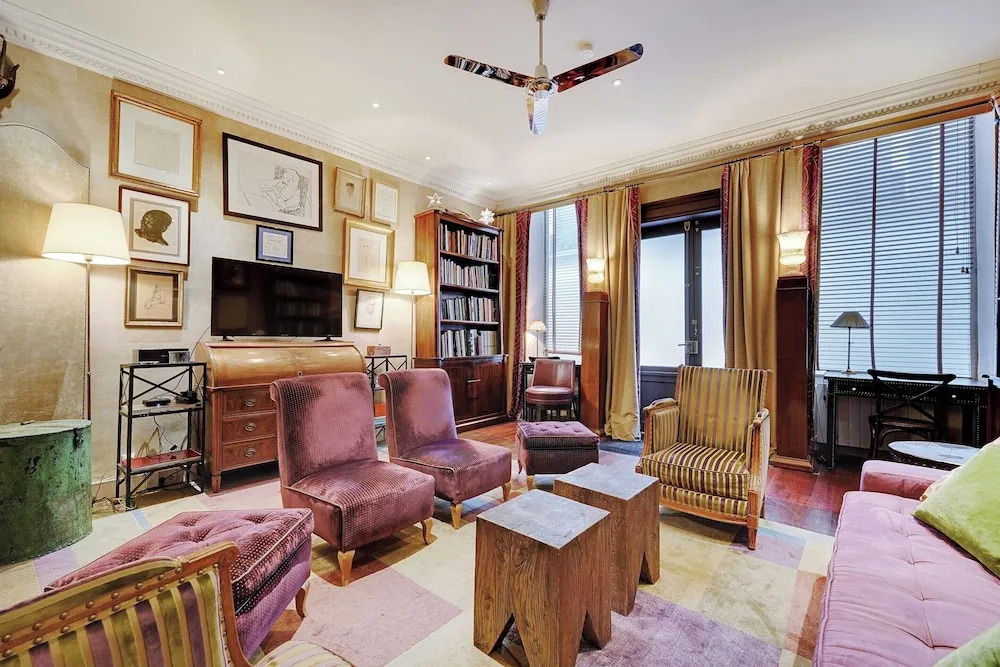 Historic Elegance in the Heart of Marais - 6p/2br