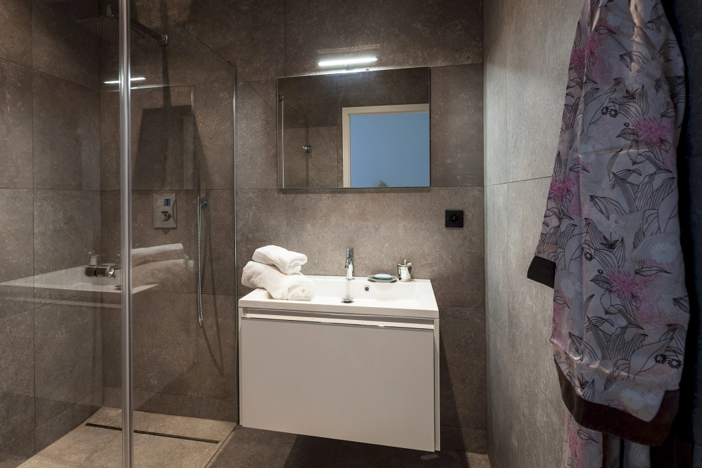 Unit 2 - Modern Smart Home Duplex With Free Parking