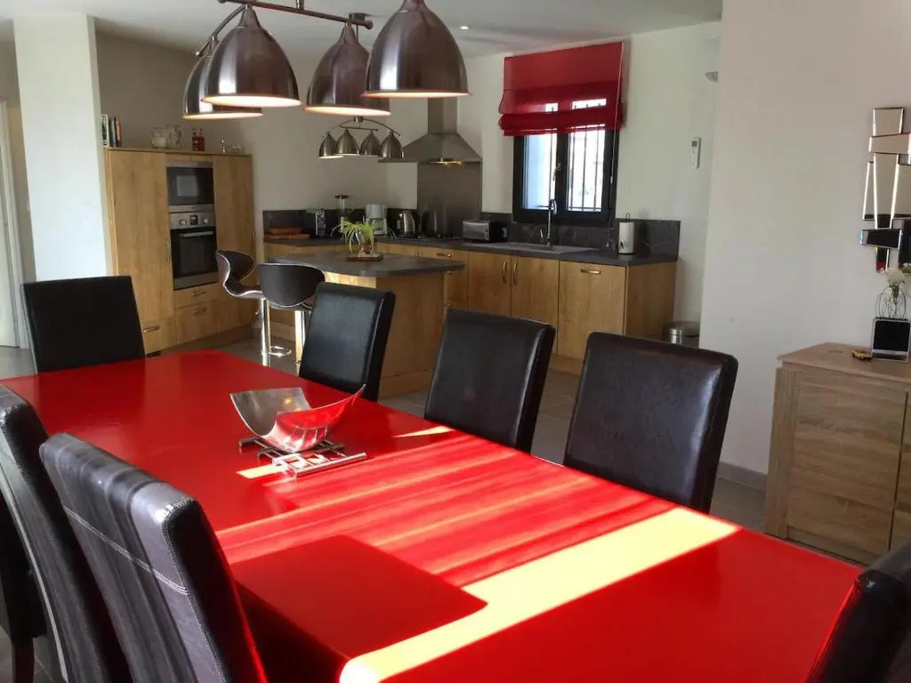 charming family house with pool located at Lisle sur la sorgue - sleeps 8