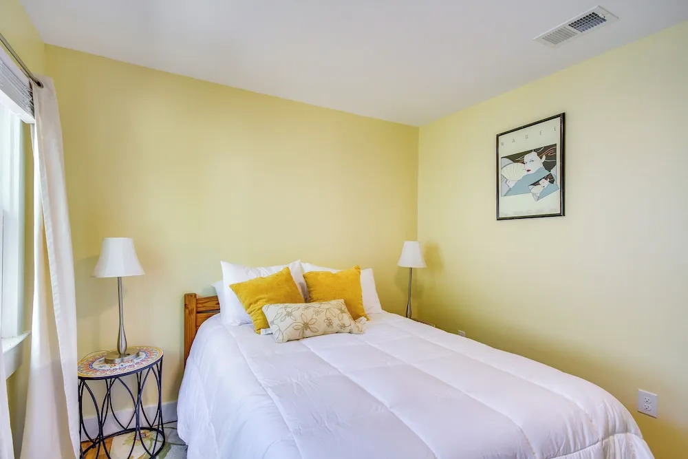 Long Beach Cottage, Walk to Beach & Downtown!