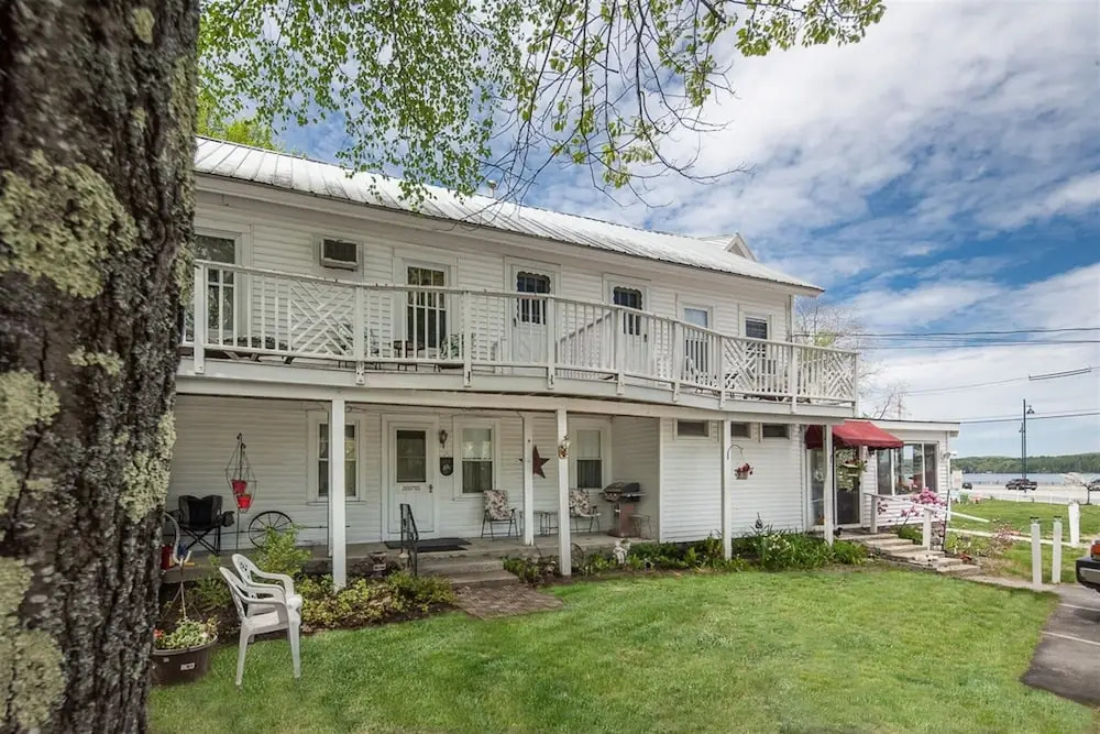 Bove Cottage 2-limit 6 2 Bedroom Cottage by RedAwning