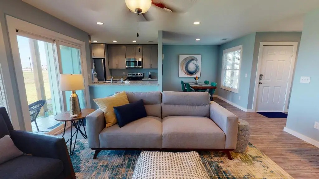 AH-G124 Remodeled First Floor Condo, Shared Pool & Hot Tub, Near Marina