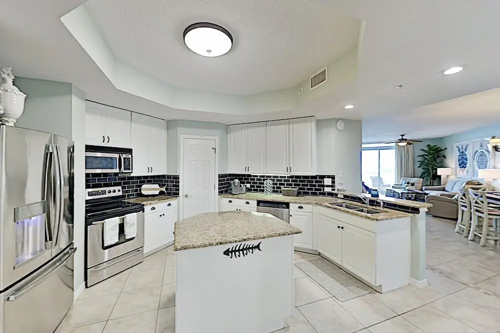 Stylish Bay-view Getaway W/ Pools, Hot Tub & Dock 3 Bedroom Condo