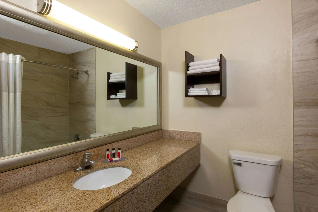 AmericInn by Wyndham La Crosse Riverfront-Conference Center