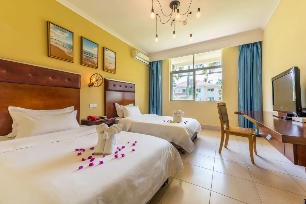 Sanya Yinyuan Linhai Theme Hotel