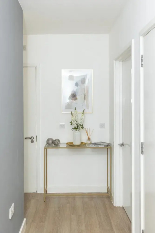 Stylish 2BR Apartment, Town Centre, Free Parking