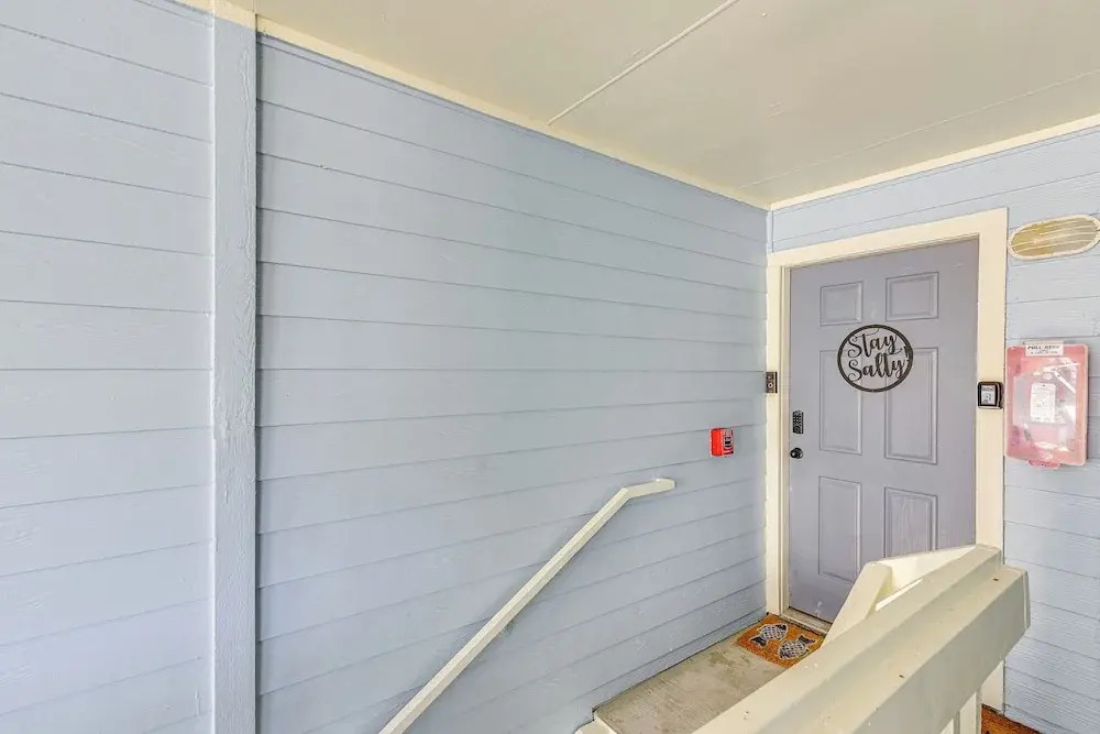 Walk to Babe's Beach! 3rd-floor Condo w/ Pool