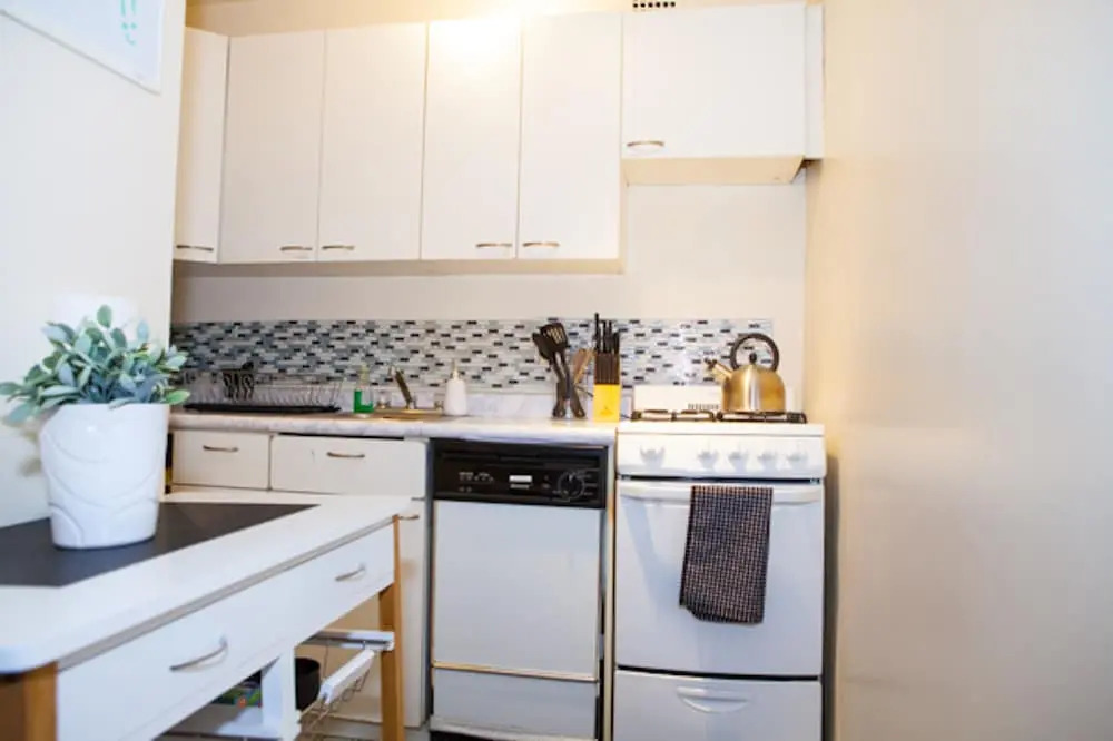 Cozy Central Park Pad Close To Trains & Shops!
