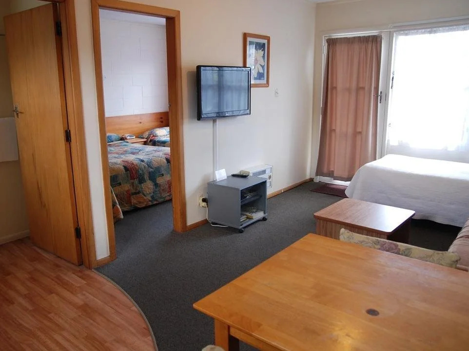 Manhattan Lodge Motel