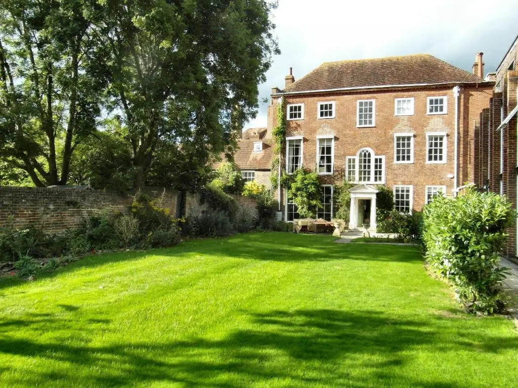 East Pallant Bed and Breakfast, Located in Large Georgian Townhouse in Central Chichester