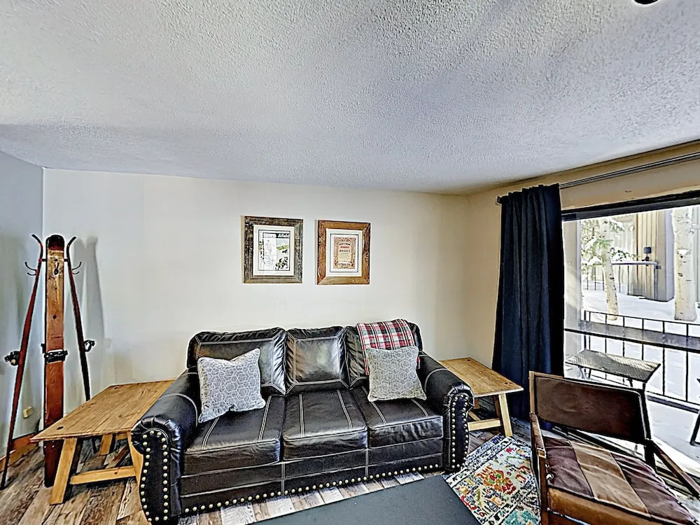 New Listing! Stylish Updated Ski W/ Hot Tubs 2 Bedroom Condo