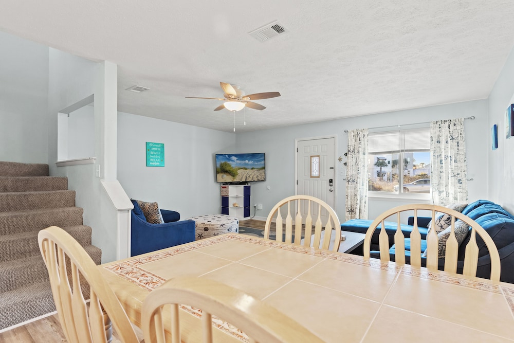 Stay at The Salty Palm! 2BR 1.5ba Sleeps 7