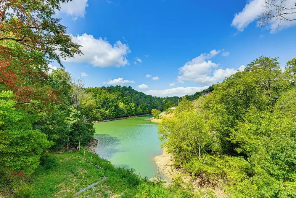 Waterfront Dandridge Cabin, 24 Mi to Pigeon Forge!
