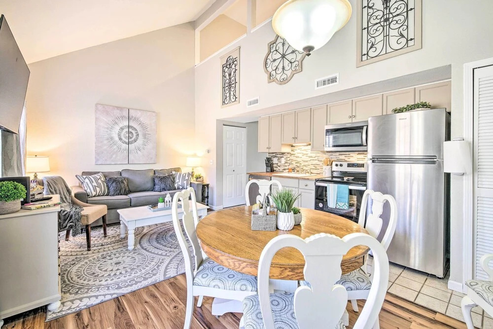 Charming Condo w/ Deck, 4 Mi to Branson Strip