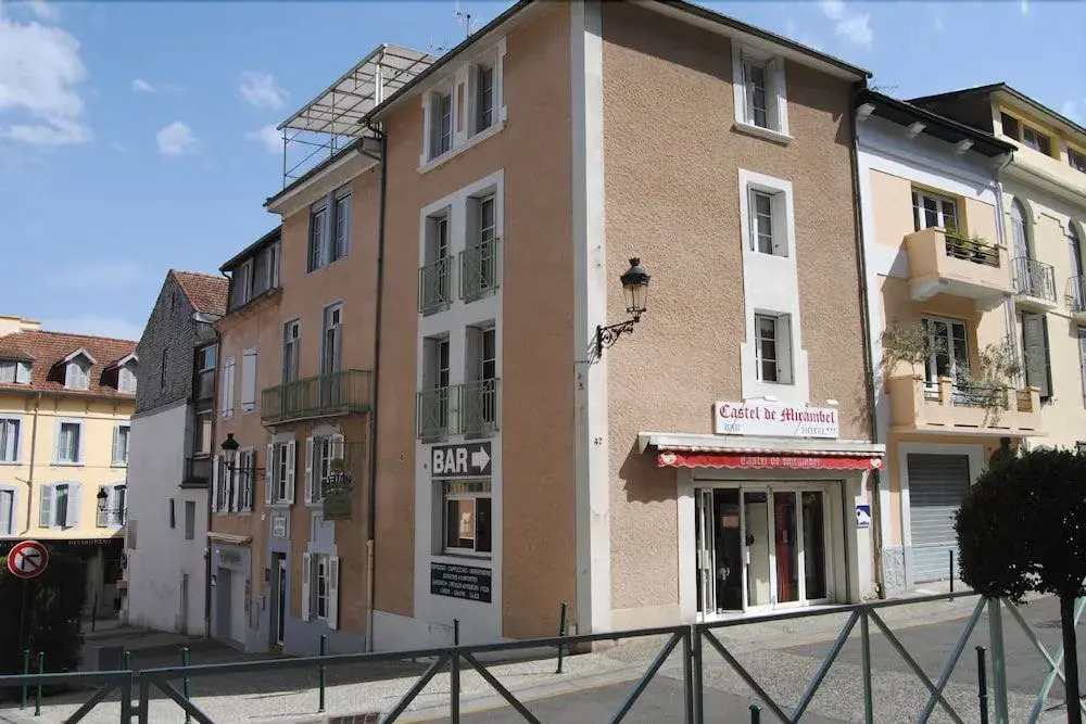 Logis Hôtel Castel de Mirambel