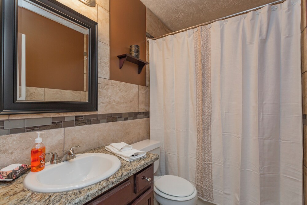 Looby Location- Charming 3br Home 10 min to Downtown!