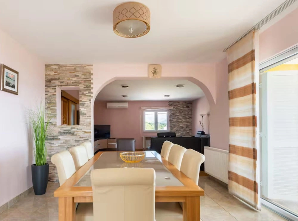 Villa Ana with Outdoor Pool, Sauna and Hot-Tub