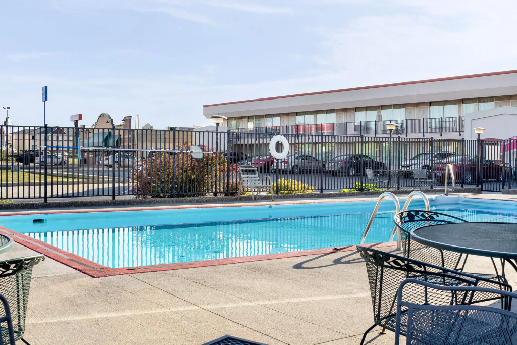 Econo Lodge Wall