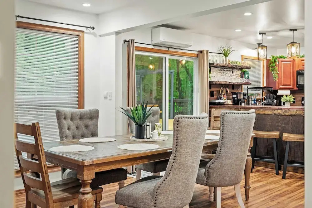 Hot Tub, Firepit, Foosball Access to Private Lake & Pool Penn Estate Getaway