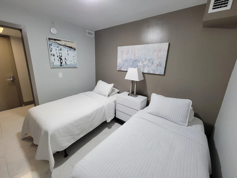 Alexander 519 3 Bedroom Apts by RedAwning