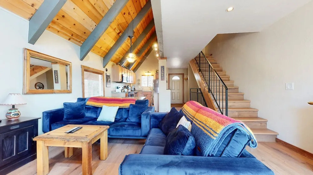 Mammoth View Villas 40 Walk to The Village Gondola, Private Grill and Washer Dryer by RedAwning