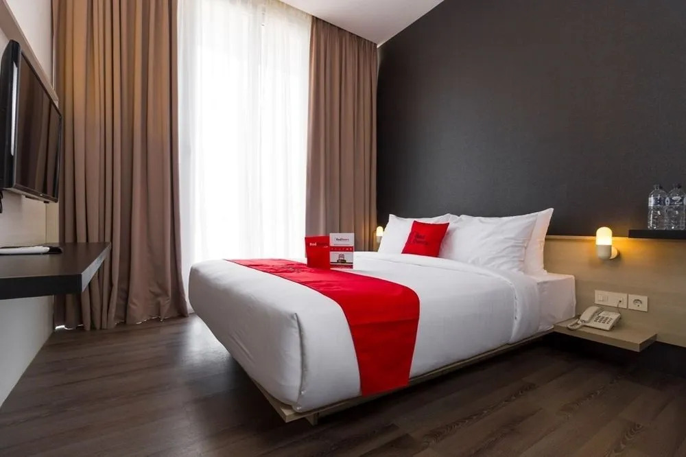 RedDoorz Plus near Perbanas