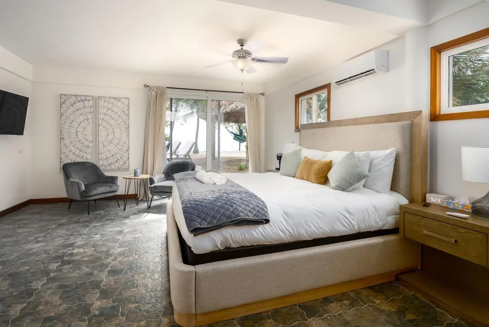 Dolphin Beach - Private Oceanfront 4-Bed Villa wPool on Huge Lot